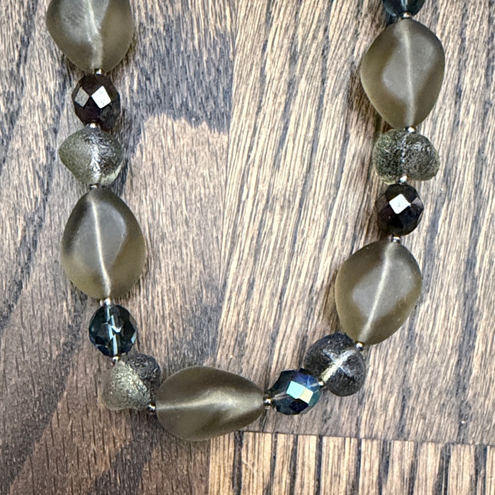 Elegant Black and Brown Beaded Necklace - Picture 2 of 2